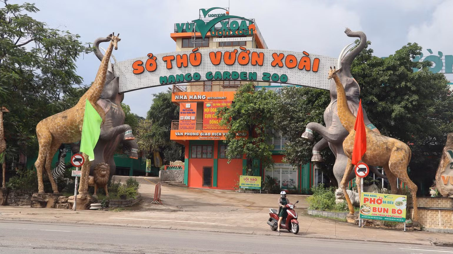 Khu du lịch sinh thái Vườn Xoài là một trong những khu du lịch quy mô lớn nhất tỉnh Đồng Nai hiện nay.