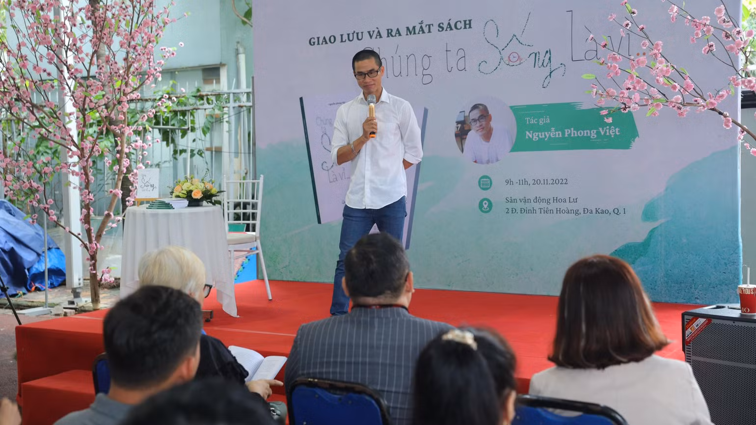 Hình ảnh tại buổi ra mắt sách “Chúng ta sống là vì…” tại Thành phố Hồ Chí Minh ngày 20/11. (Ảnh: PHI HÙNG) Hình ảnh tại buổi ra mắt sách “Chúng ta sống là vì…” tại Thành phố Hồ Chí Minh ngày 20/11. (Ảnh: PHI HÙNG)