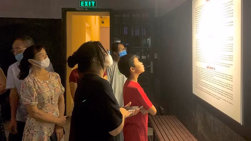 Du khách tham quan nhà tù Hỏa Lò.
