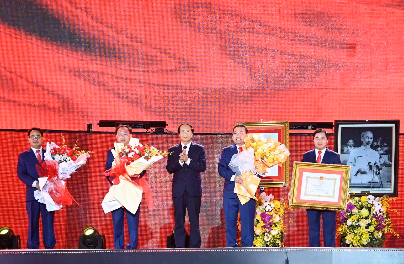 Phó Thủ tướng Chính phủ Lê Văn Thành trao Huân chương Lao động hạng Nhất cho thành phố Phổ Yên. Phó Thủ tướng Chính phủ Lê Văn Thành trao Huân chương Lao động hạng Nhất cho thành phố Phổ Yên.