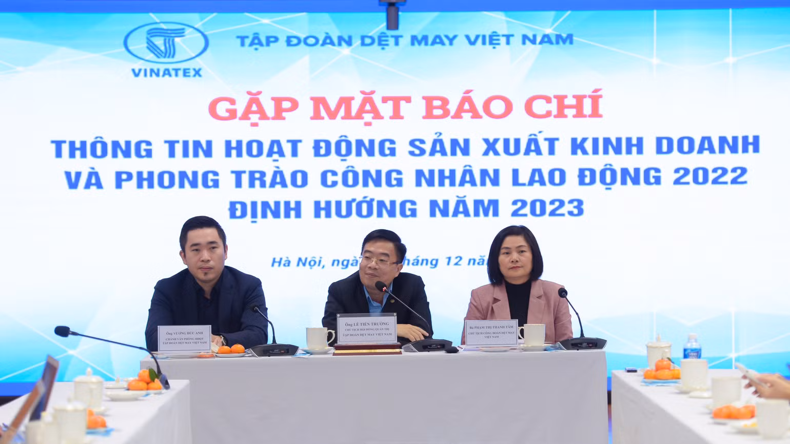 Lãnh đạo Tập đoàn và Công đoàn Dệt may Việt Nam thông tin hoạt động sản xuất kinh doanh tại buổi gặp mặt báo chí.