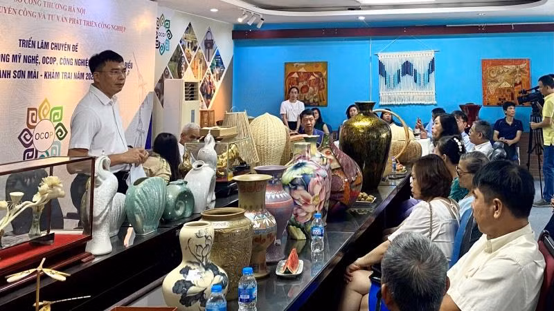 Các nghệ nhân, thợ giỏi trao đổi kinh nghiệm trong thiết kế, sản xuất sản phẩm thủ công mỹ nghệ. Các nghệ nhân, thợ giỏi trao đổi kinh nghiệm trong thiết kế, sản xuất sản phẩm thủ công mỹ nghệ.
