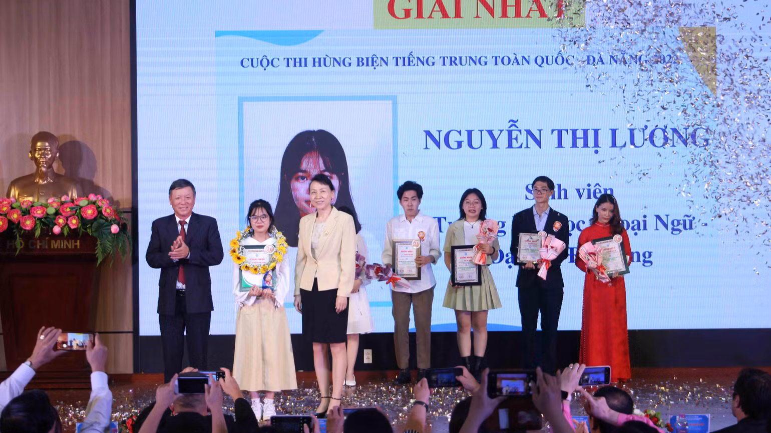Trao giải Nhất cho sinh viên Nguyễn Thị Lương.
