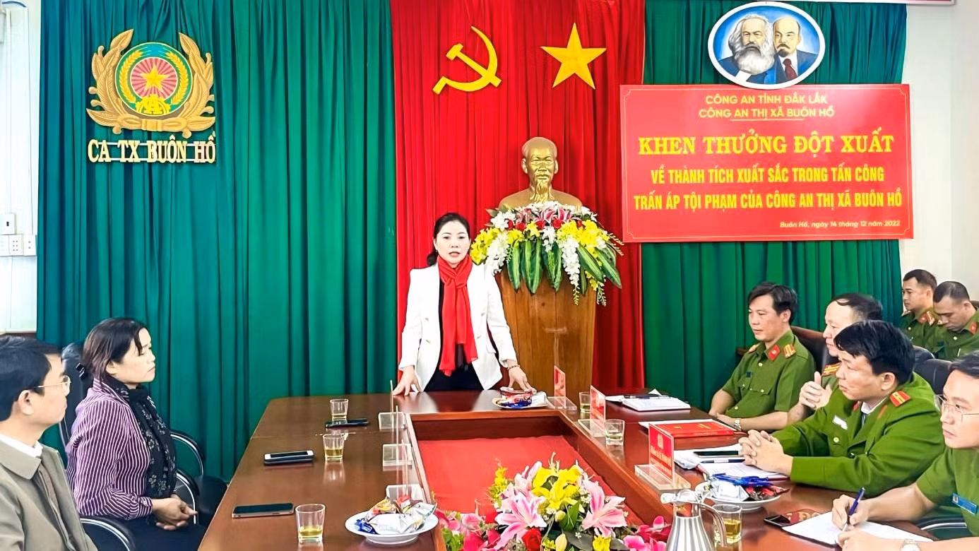 Bí thư Thị ủy Buôn Hồ Nguyễn Thị Thu Nguyệt yêu cầu cấp ủy, lãnh đạo Công an thị xã tiếp tục triển khai đồng bộ, quyết liệt các biện pháp công tác, quyết liệt đấu tranh với các loại tội phạm, bảo vệ tuyệt đối an ninh, an toàn cho nhân dân vui Xuân, đón Tết bình an. Bí thư Thị ủy Buôn Hồ Nguyễn Thị Thu Nguyệt yêu cầu cấp ủy, lãnh đạo Công an thị xã tiếp tục triển khai đồng bộ, quyết liệt các biện pháp công tác, quyết liệt đấu tranh với các loại tội phạm, bảo vệ tuyệt đối an ninh, an toàn cho nhân dân vui Xuân, đón Tết bình an.