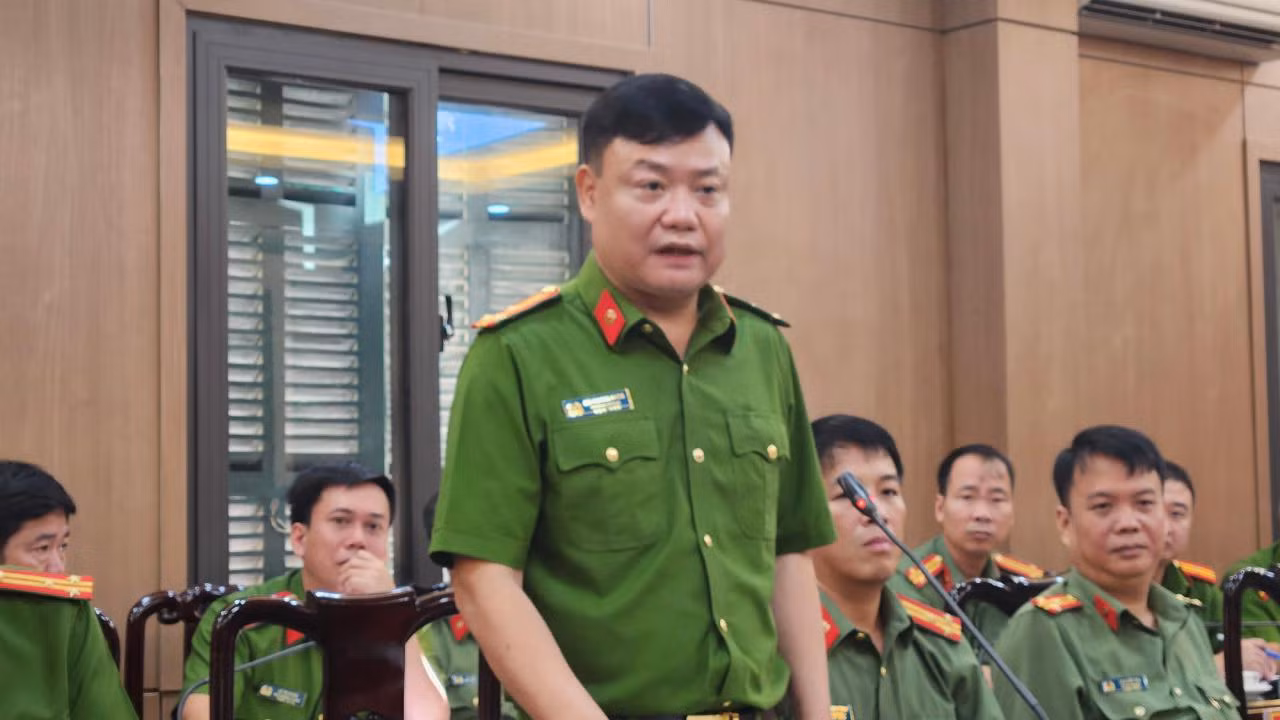 Thượng tá Bùi Quang Khoa thông tin vụ án mua bán hóa đơn giá trị gia tăng gây thiệt hại cho nhà nước 1.200 tỷ đồng. Thượng tá Bùi Quang Khoa thông tin vụ án mua bán hóa đơn giá trị gia tăng gây thiệt hại cho nhà nước 1.200 tỷ đồng.