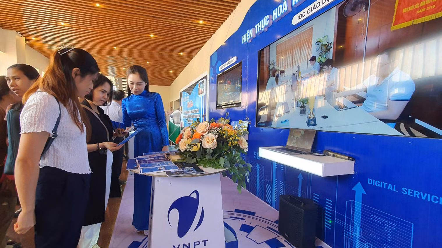Các thầy cô giáo tham quan mô hình ứng dụng chuyển đổi số trong ngành giáo dục và đào tạo của Tập đoàn VNPT.