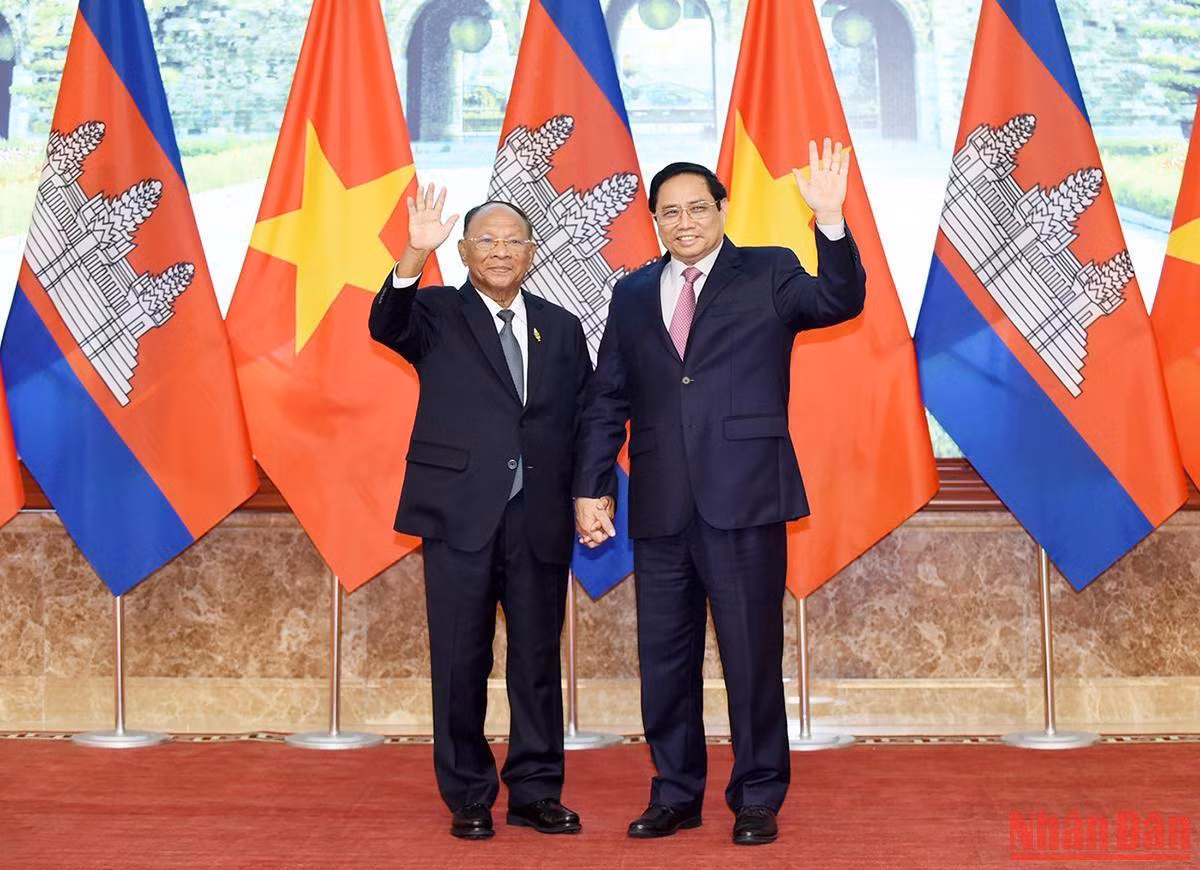 Thủ tướng Phạm Minh Chính và Chủ tịch Quốc hội Vương quốc Campuchia Samdech Heng Samrin với phóng viên báo chí trước buổi hội kiến.