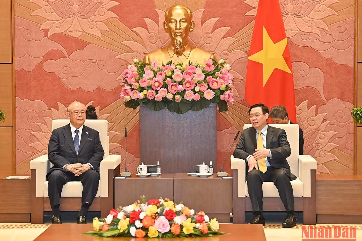 Chủ tịch Quốc hội Vương Đình Huệ và Cố vấn đặc biệt Liên minh Nghị sĩ hữu nghị Nhật Bản-Việt Nam Takebe Tsutomu tại buổi tiếp. Chủ tịch Quốc hội Vương Đình Huệ và Cố vấn đặc biệt Liên minh Nghị sĩ hữu nghị Nhật Bản-Việt Nam Takebe Tsutomu tại buổi tiếp.