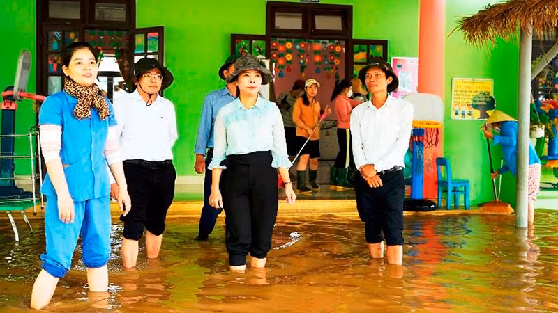 Đến ngày 17/10, nhiều trường học vùng thấp trũng trên địa bàn Thừa Thiên Huế vẫn ngổn ngang cho nước lũ chưa rút hết.