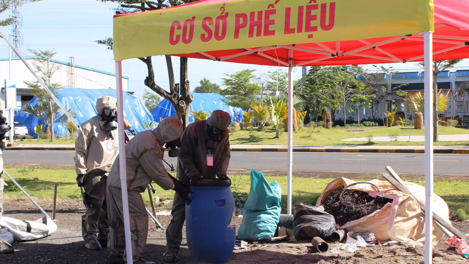 Lực lượng quân đội tiến hành tẩy xạ và thu gom vật liệu đất đá, phế liệu vào thùng chứa chuyên dụng. Lực lượng quân đội tiến hành tẩy xạ và thu gom vật liệu đất đá, phế liệu vào thùng chứa chuyên dụng.