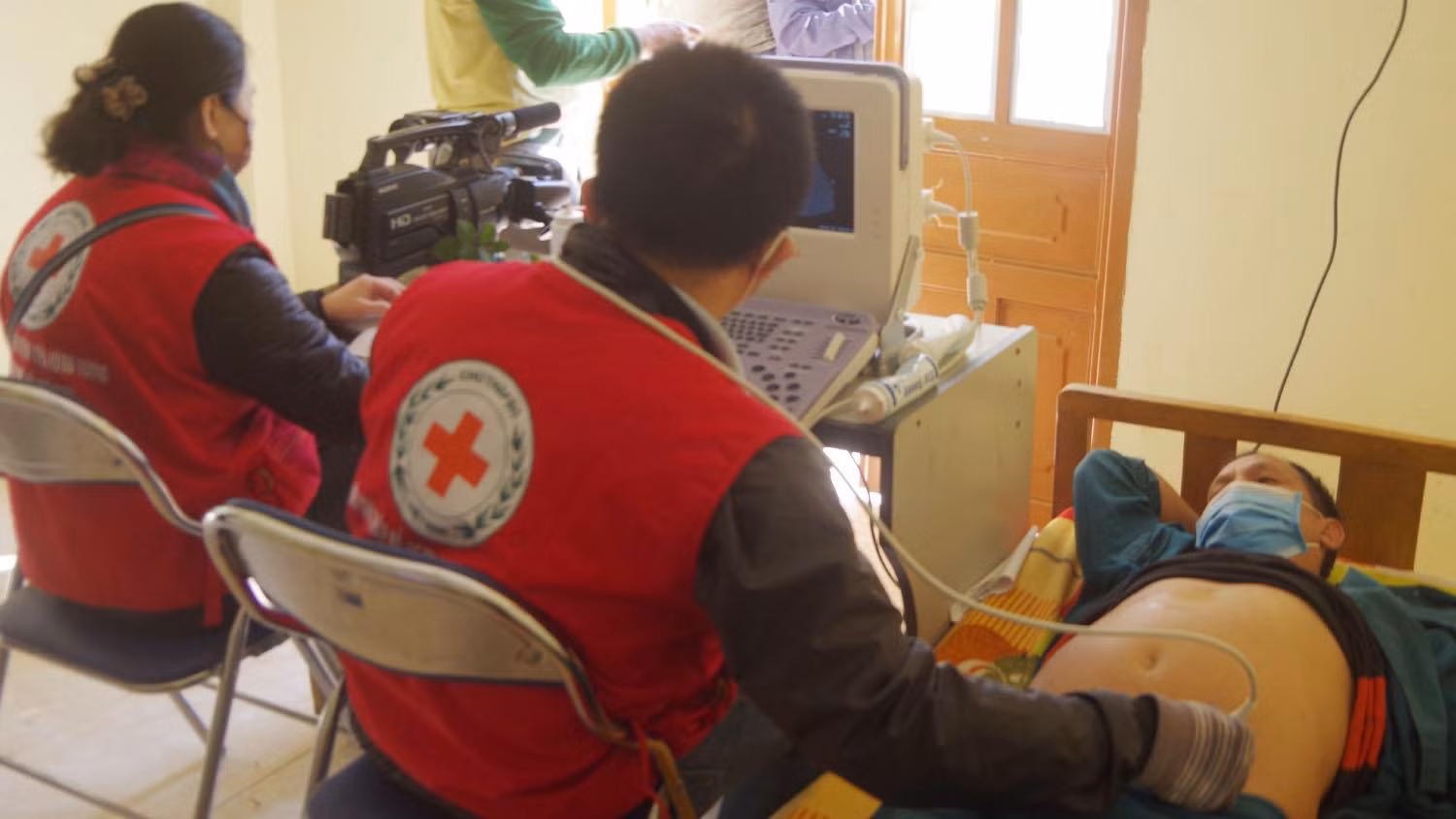 Các y, bác sĩ thăm khám bệnh cho bà con nhân dân.