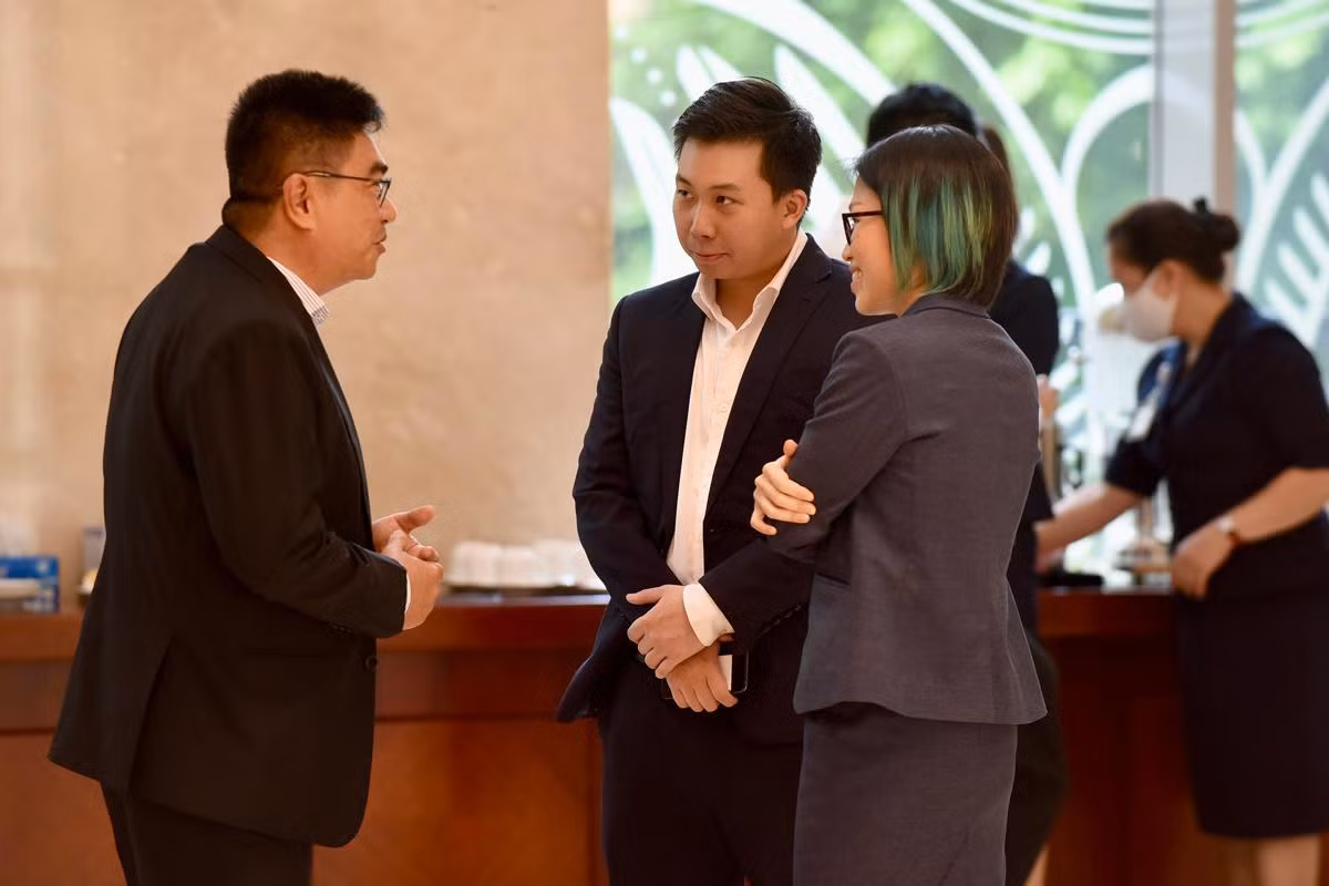 Các đại biểu trao đổi trong giờ nghỉ giải lao.