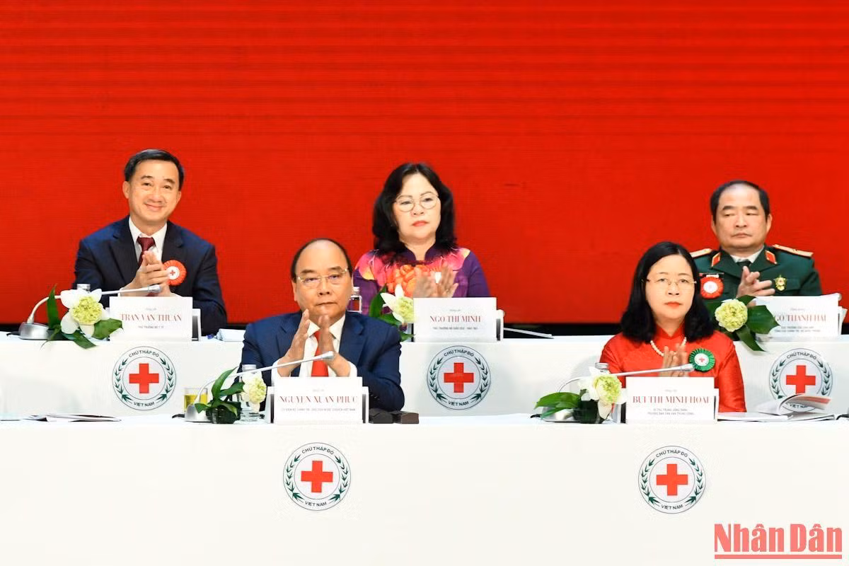 Chủ tịch nước Nguyễn Xuân Phúc cùng các đồng chí Đoàn Chủ tịch tại đại hội.