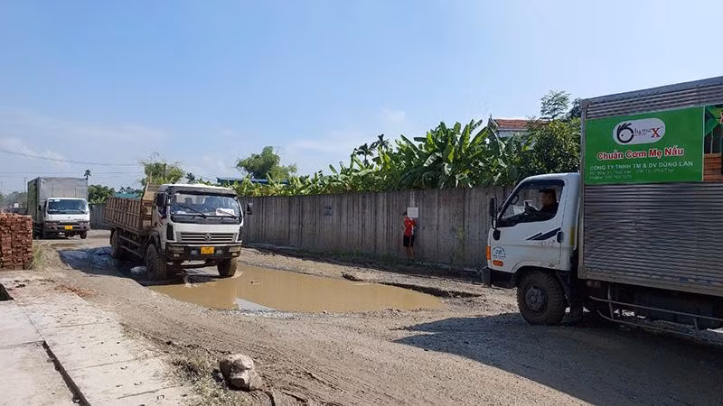 Đường tỉnh 315 thi công dang dở khiến mặt đường xuống cấp nghiêm trọng. Đường tỉnh 315 thi công dang dở khiến mặt đường xuống cấp nghiêm trọng.
