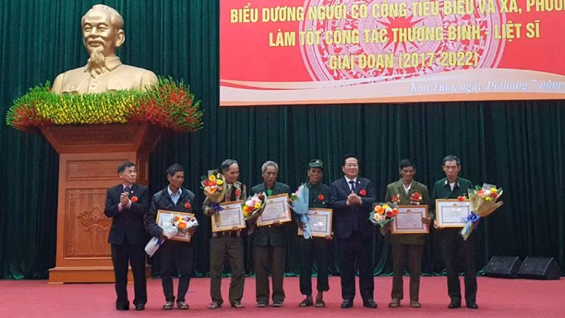 Tặng Bằng khen cho người có công tiêu biểu huyện Đăk Glei. Tặng Bằng khen cho người có công tiêu biểu huyện Đăk Glei.