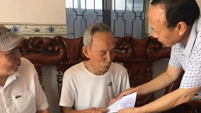 Hai nhà văn Châu La Việt và Hoàng Dự thăm và tìm hiểu tư liệu sáng tác tại nhà nguyên Chính ủy Lữ đoàn Pháo cao xạ 226 Quân khu 9.