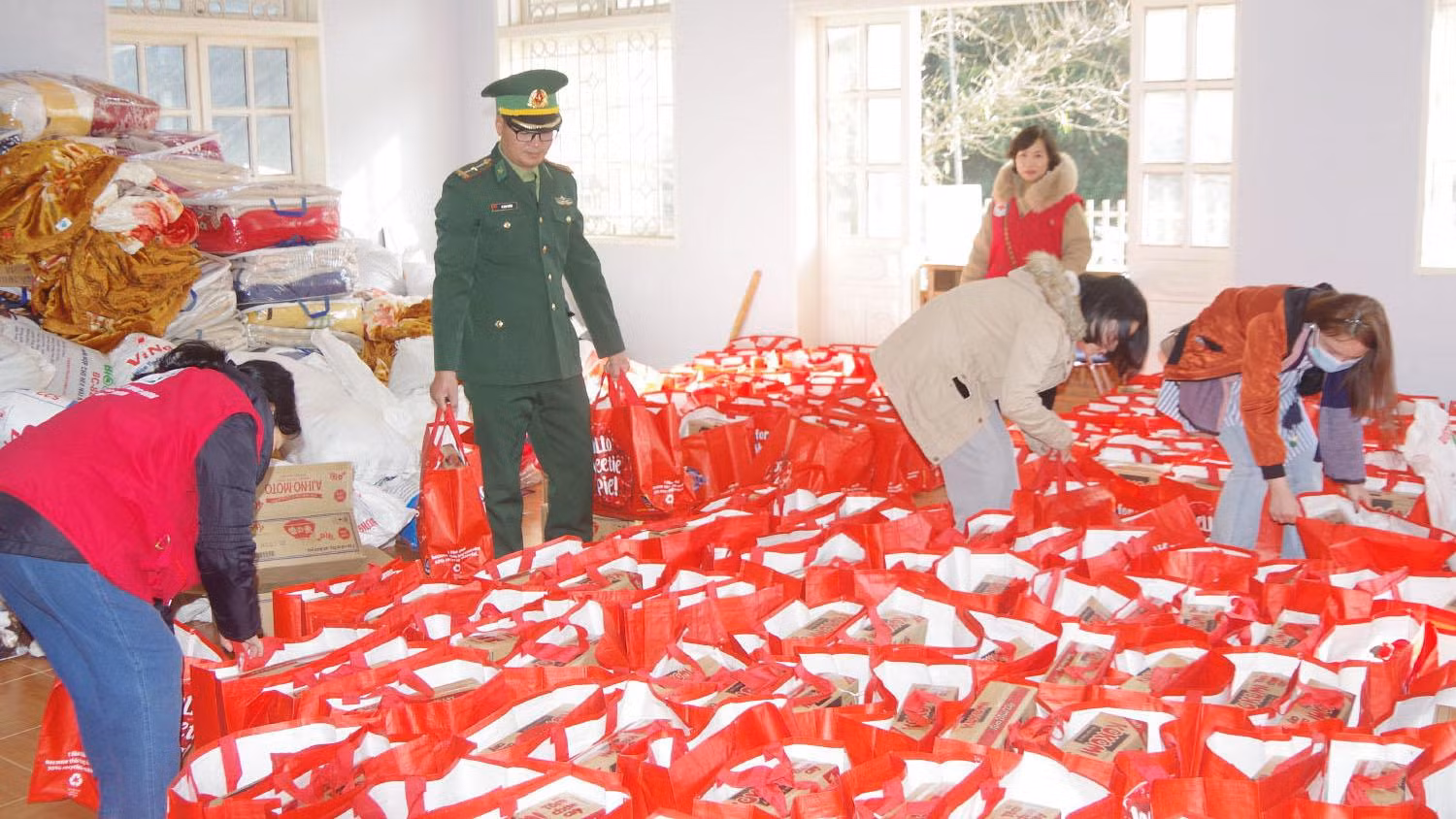 Những phần quà được dành tặng cho bà con nhân dân.
