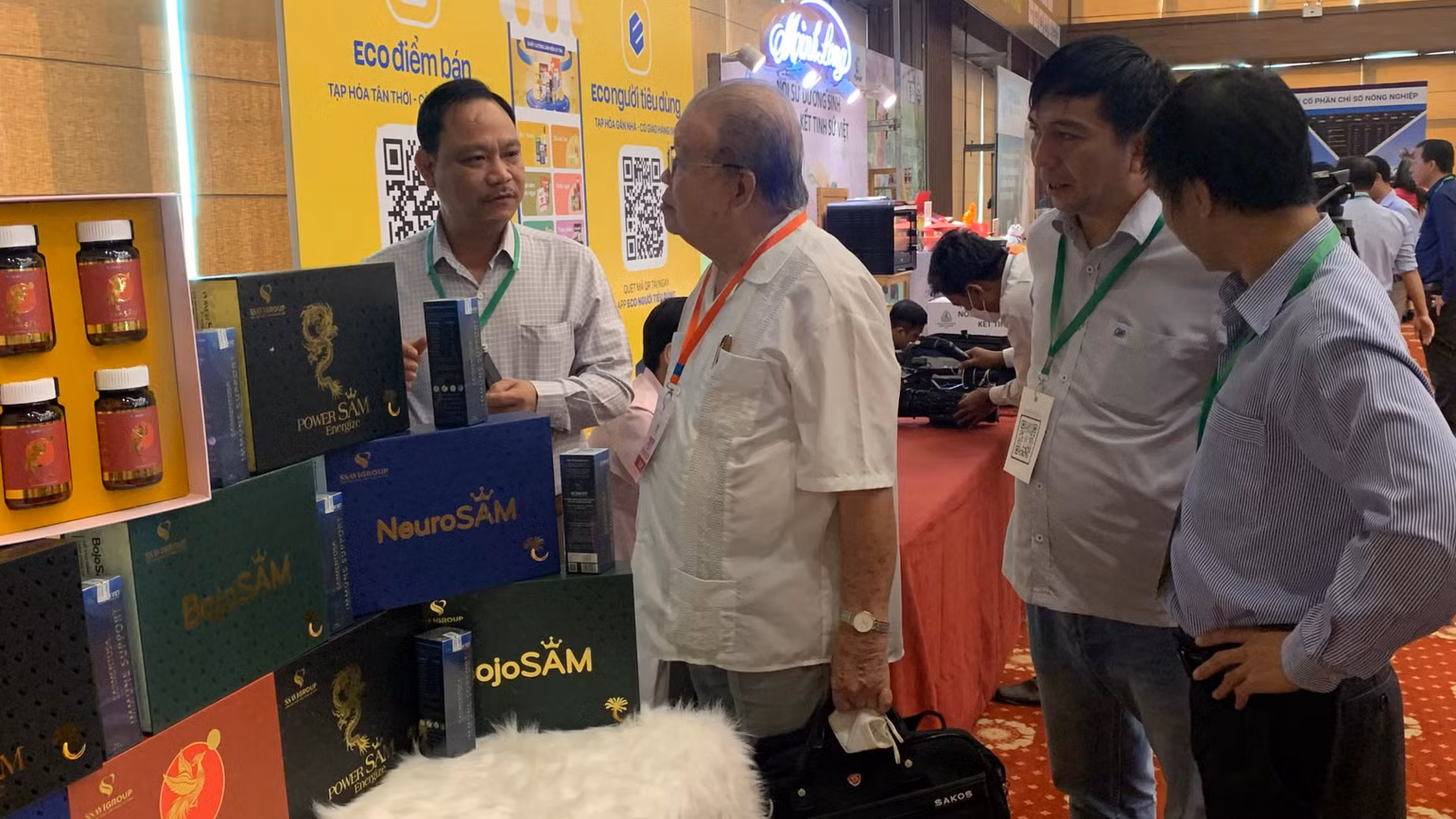 Đại biểu tham quan các sản phẩm trưng bày tại diễn đàn.