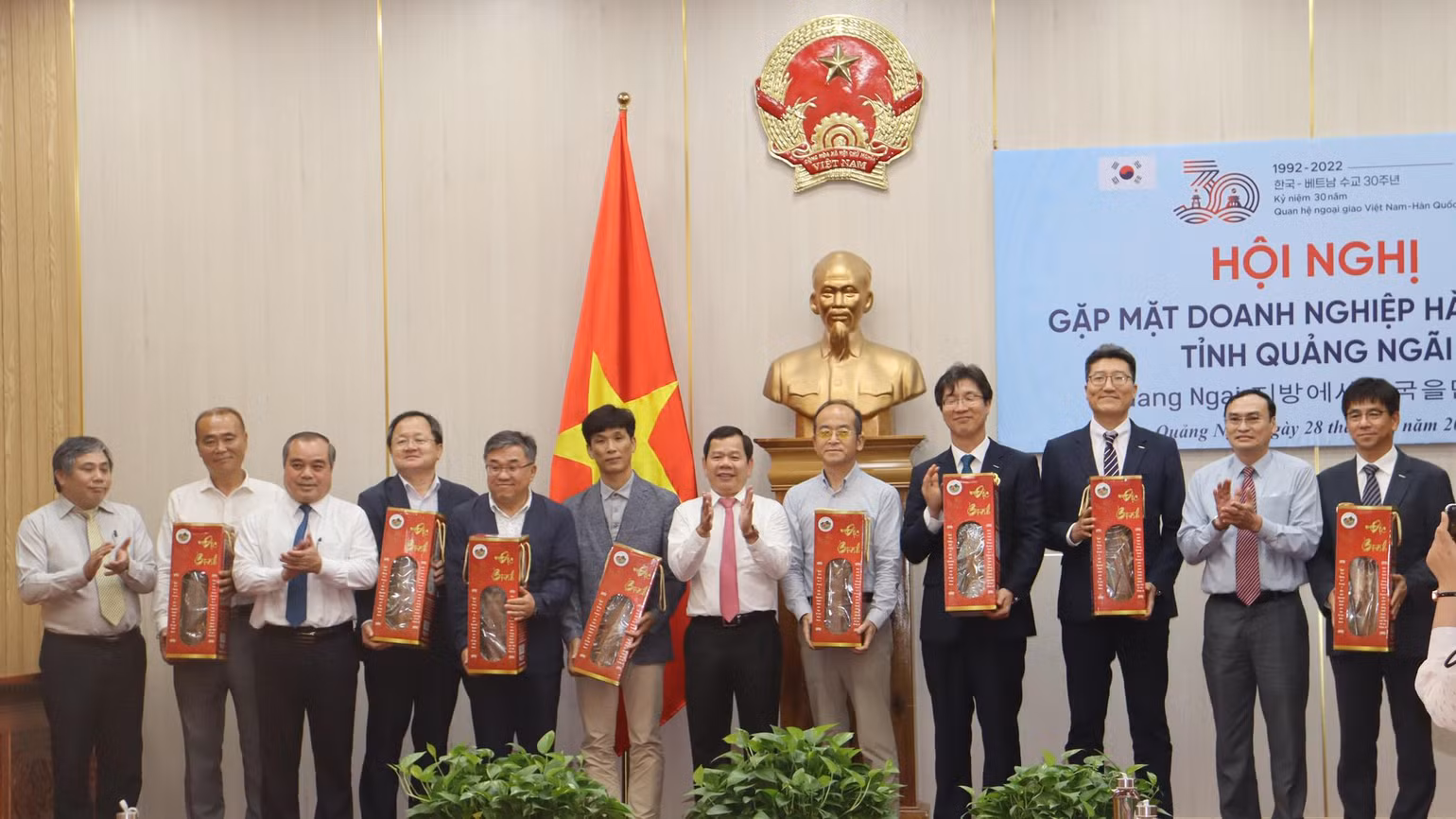 Tặng quà lưu niệm cho các doanh nghiệp Hàn Quốc đầu tư tại Quảng Ngãi. Tặng quà lưu niệm cho các doanh nghiệp Hàn Quốc đầu tư tại Quảng Ngãi.