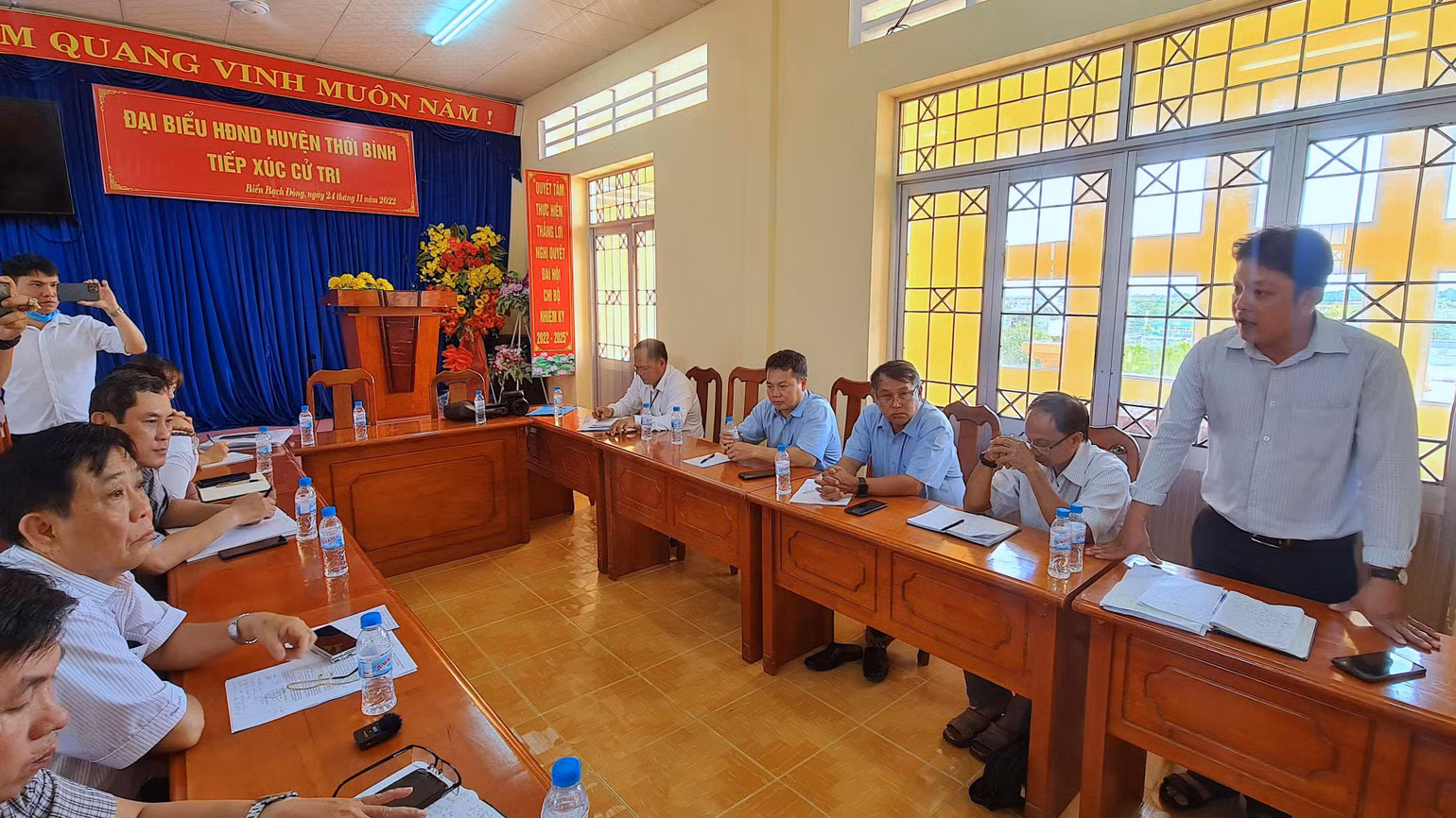 Phó Chủ tịch Ủy ban nhân dân xã Tân Bằng (bìa phải) đề xuất Công ty A An kiểm tra lại máy đo độ ẩm lúa để kết quả chuẩn xác, thuyết phục nhà nông. Phó Chủ tịch Ủy ban nhân dân xã Tân Bằng (bìa phải) đề xuất Công ty A An kiểm tra lại máy đo độ ẩm lúa để kết quả chuẩn xác, thuyết phục nhà nông.