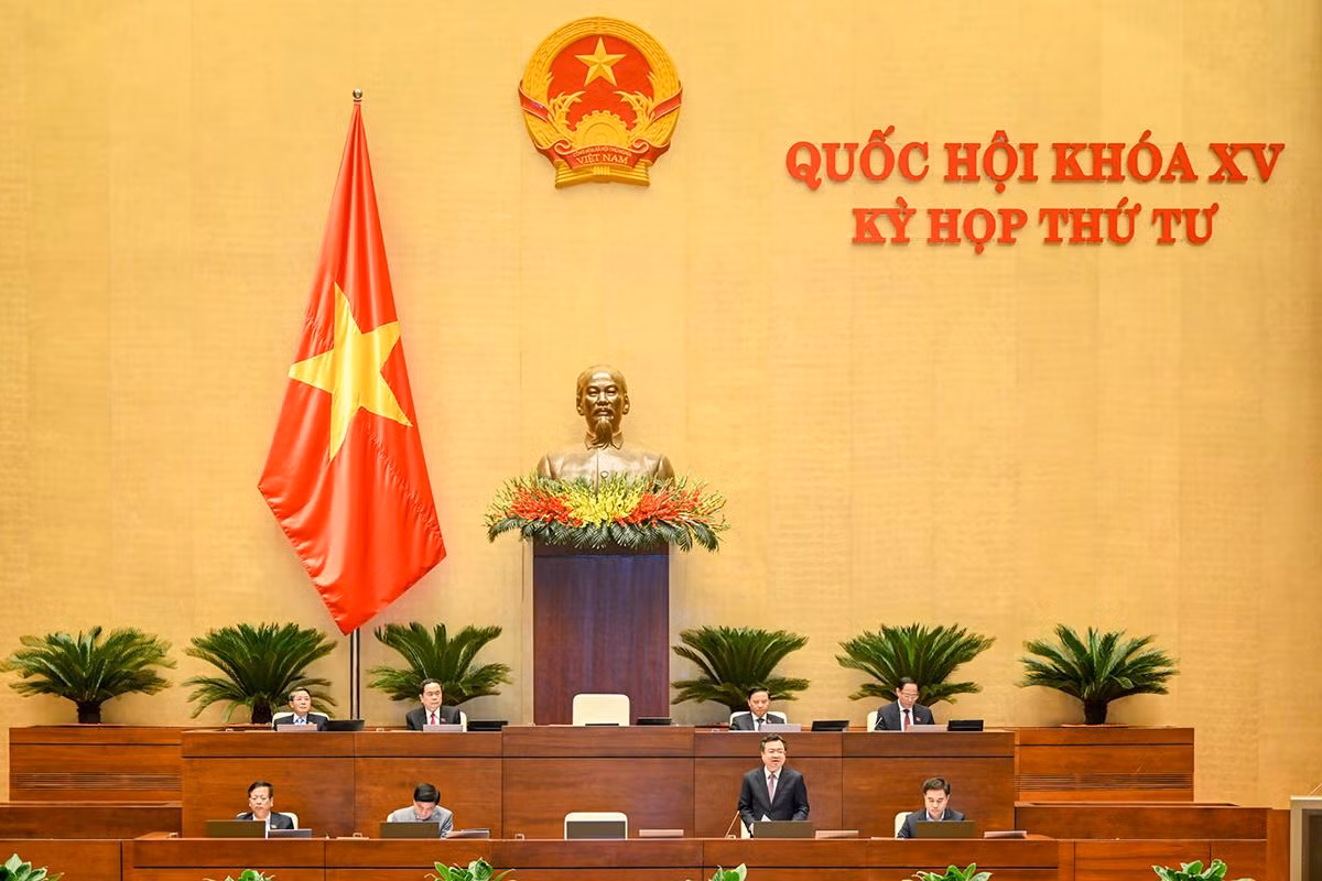 Bộ trưởng Xây dựng Nguyễn Thanh Nghị là vị trưởng ngành đầu tiên đăng đàn trả lời chất vấn tại Kỳ họp thứ tư. Bộ trưởng Xây dựng Nguyễn Thanh Nghị là vị trưởng ngành đầu tiên đăng đàn trả lời chất vấn tại Kỳ họp thứ tư.