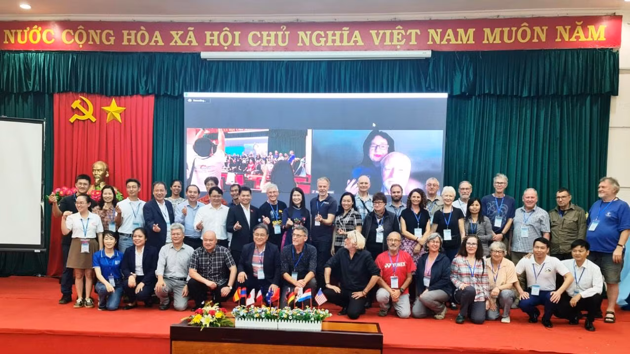Các đại biểu dự Hội nghị quốc tế về hang động núi lửa lần thứ 20 và Hội thảo khoa học “15 năm phát triển Công viên địa chất ở Việt Nam” chụp hình lưu niệm.