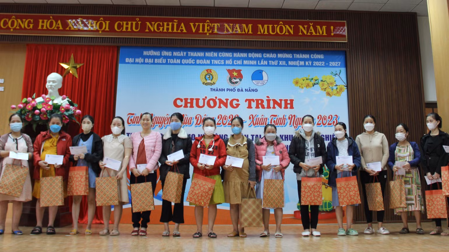 Tặng quà cho các nữ công nhân, lao động. Tặng quà cho các nữ công nhân, lao động.