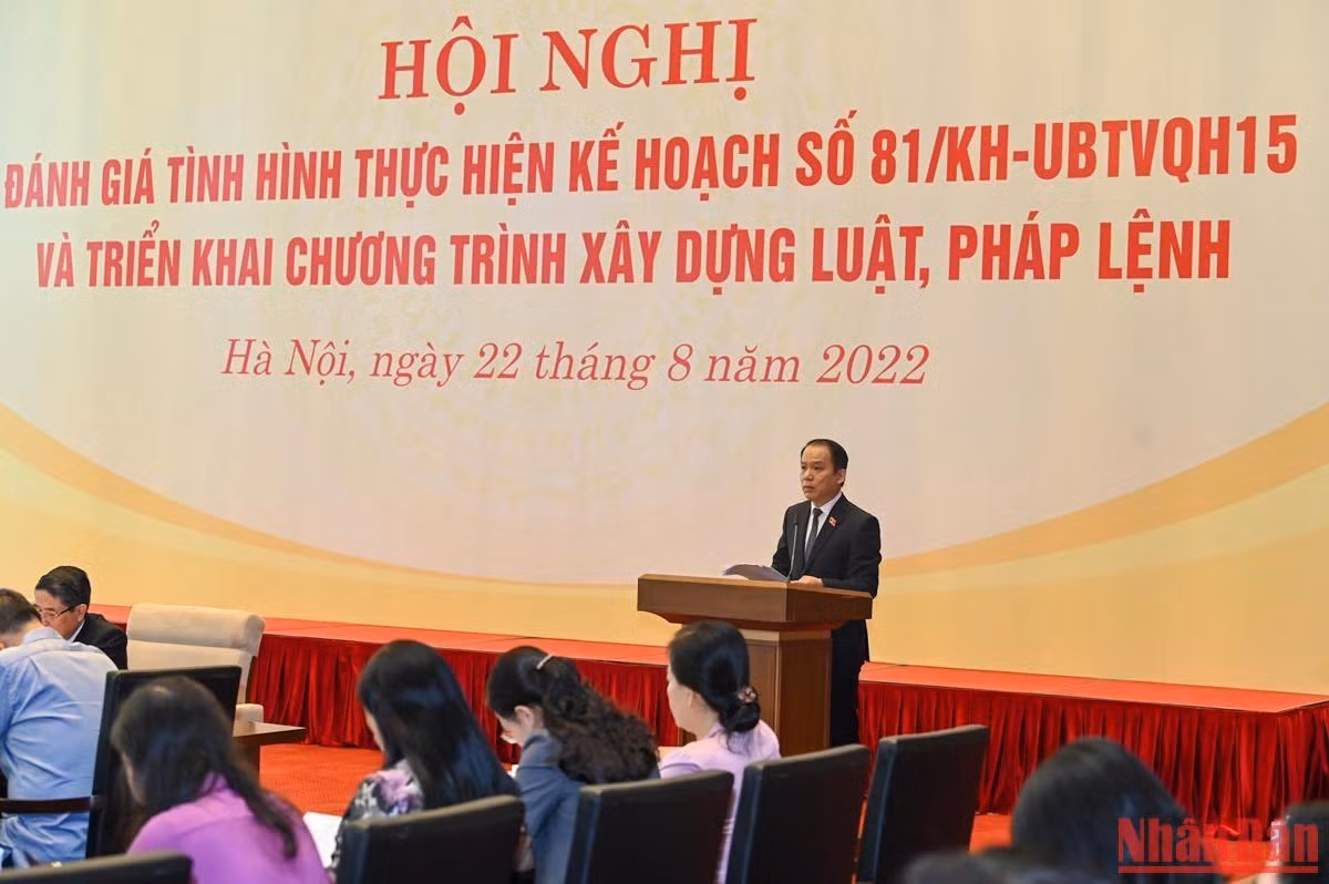 Chủ nhiệm Ủy ban Pháp luật Hoàng Thanh Tùng trình bày báo cáo của Ủy ban Thường vụ Quốc hội. Chủ nhiệm Ủy ban Pháp luật Hoàng Thanh Tùng trình bày báo cáo của Ủy ban Thường vụ Quốc hội.