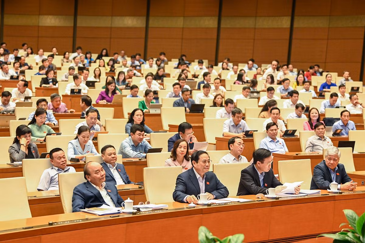 Chủ tịch nước Nguyễn Xuân Phúc, Thủ tướng Phạm Minh Chính, Thường trực Ban Bí thư Võ Văn Thưởng, Chủ tịch Ủy ban Trung ương Mặt trận Tổ quốc Việt Nam Đỗ Văn Chiến cùng các đại biểu Quốc hội tham dự Phiên chất vấn và trả lời chất vấn. Chủ tịch nước Nguyễn Xuân Phúc, Thủ tướng Phạm Minh Chính, Thường trực Ban Bí thư Võ Văn Thưởng, Chủ tịch Ủy ban Trung ương Mặt trận Tổ quốc Việt Nam Đỗ Văn Chiến cùng các đại biểu Quốc hội tham dự Phiên chất vấn và trả lời chất vấn.