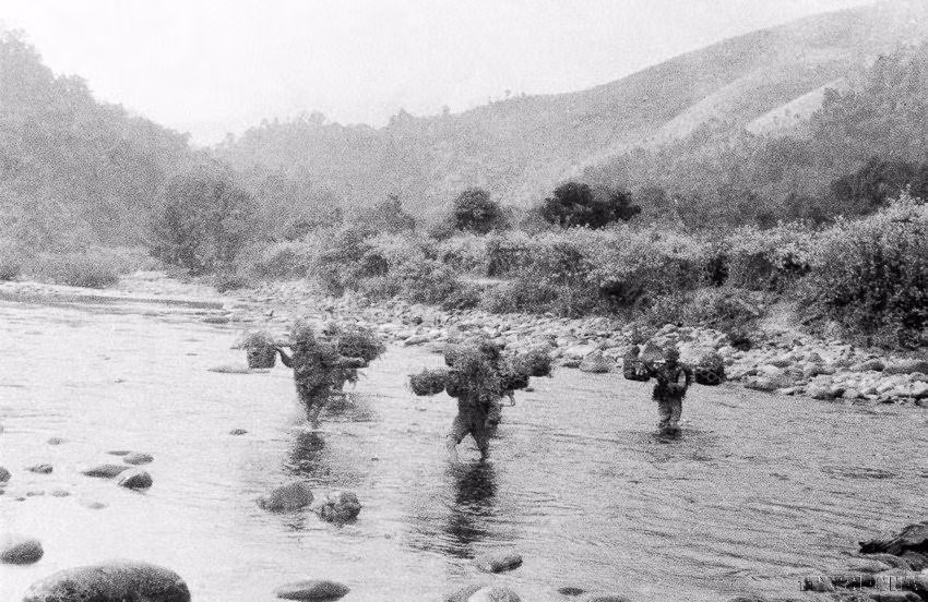 Ngày 15/10/1952, mở đầu chiến dịch, sau khi tiêu diệt các vị trí Sài Lương và Ca Vịnh, quân ta đã tấn công và tiêu diệt hoàn toàn vị trí Nha Phù. Ảnh: Quân ta vượt Ngòi Thia vào bao vây vị trí Gia Phù. (Ảnh: TTXVN)