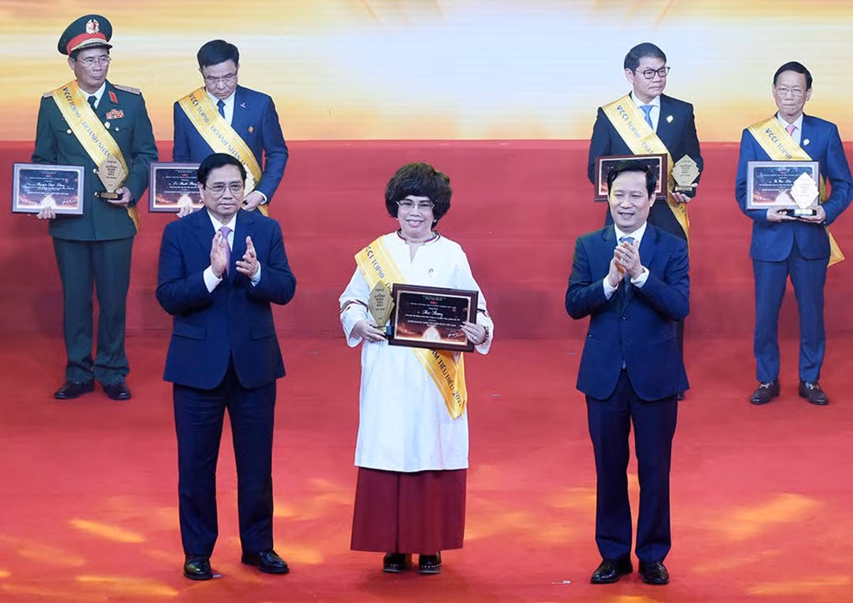 Thủ tướng Phạm Minh Chính trao tặng danh hiệu Top 10 Doanh nhân tiêu biểu nhất Việt Nam năm 2022 cho bà Thái Hương, Chủ tịch Hội đồng chiến lược Công ty cổ phần thực phẩm Sữa TH.