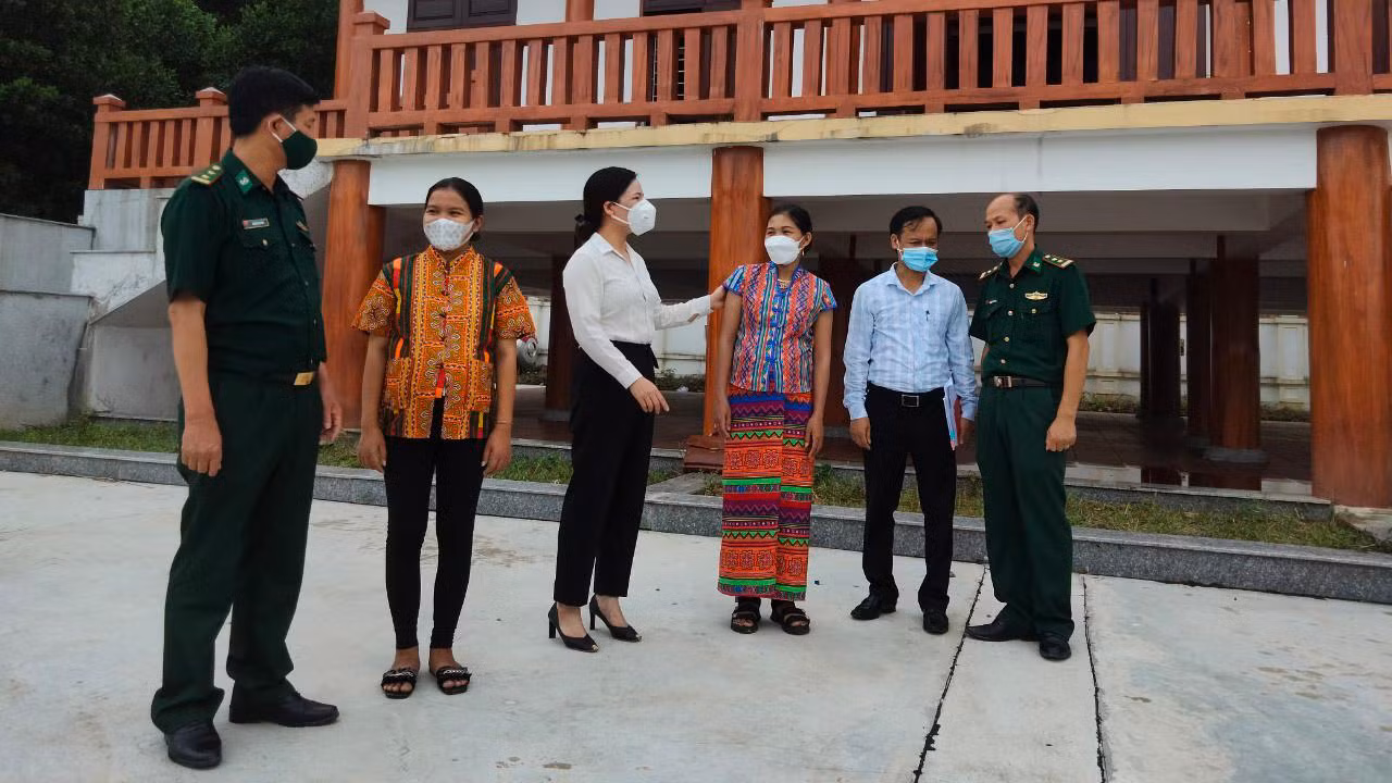 Lãnh đạo Bộ đội Biên phòng Hà Tĩnh và huyện Hương Khê trao đổi với các Đảng viên trẻ người Chứt (Hương Liên, Hương Khê, Hà Tĩnh). Lãnh đạo Bộ đội Biên phòng Hà Tĩnh và huyện Hương Khê trao đổi với các Đảng viên trẻ người Chứt (Hương Liên, Hương Khê, Hà Tĩnh).