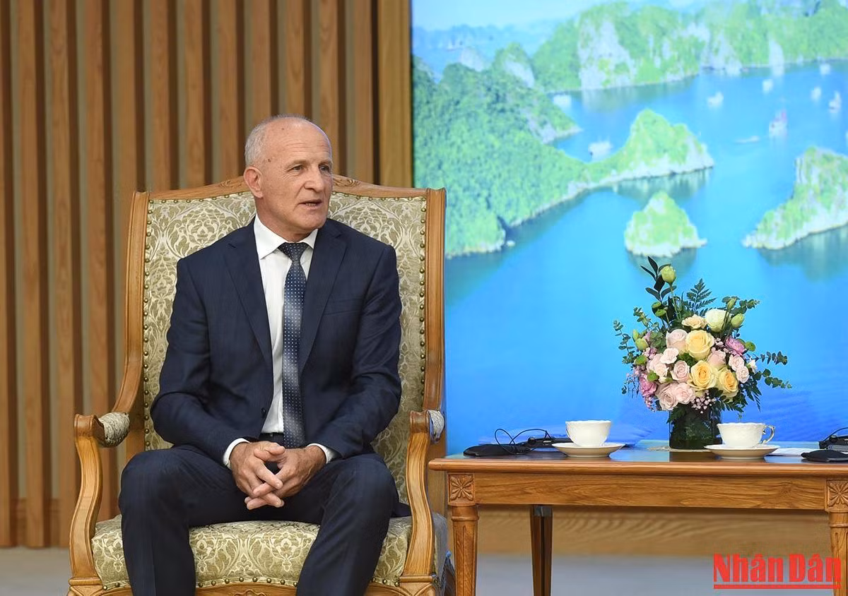 Giám đốc, Viện sĩ Sidelnikov Nikolai Ivanovich khẳng định các nhà khoa học, các chuyên gia y tế của Liên bang Nga sẽ tiếp tục phối hợp hiệu quả, hợp tác chặt chẽ với Ban Quản lý Lăng trong việc giữ gìn thi hài Chủ tịch Hồ Chí Minh với trách nhiệm cao nhất.