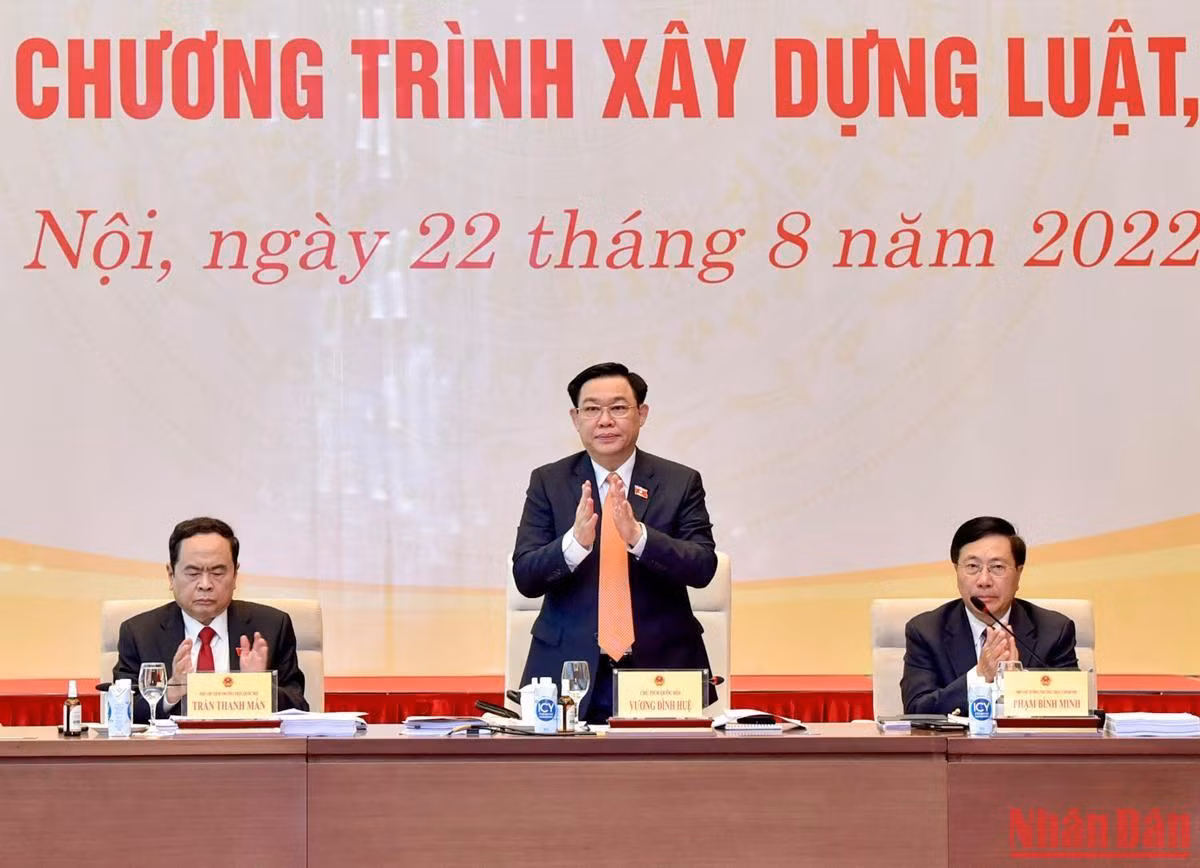 Chủ tịch Quốc hội Vương Đình Huệ, Phó Chủ tịch Thường trực Quốc hội Trần Thanh Mẫn và Phó Thủ tướng Thường trực Chính phủ Phạm Bình Minh tại Hội nghị. Chủ tịch Quốc hội Vương Đình Huệ, Phó Chủ tịch Thường trực Quốc hội Trần Thanh Mẫn và Phó Thủ tướng Thường trực Chính phủ Phạm Bình Minh tại Hội nghị.