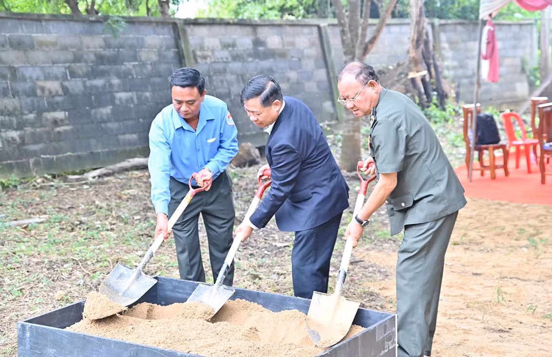 Đại sứ Nguyễn Huy Tăng cùng đại diện Quân đội Hoàng gia Campuchia và Đội K73 thực hiện nghi thức tại lễ khởi công. Đại sứ Nguyễn Huy Tăng cùng đại diện Quân đội Hoàng gia Campuchia và Đội K73 thực hiện nghi thức tại lễ khởi công.