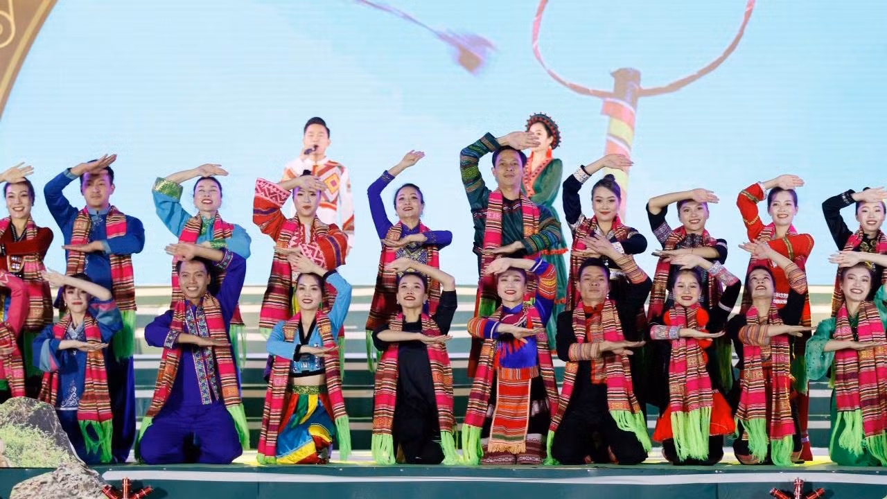 Tiết mục đặc sắc tại Ngày hội Văn hóa, thể thao và du lịch các dân tộc Tây Bắc. Tiết mục đặc sắc tại Ngày hội Văn hóa, thể thao và du lịch các dân tộc Tây Bắc.