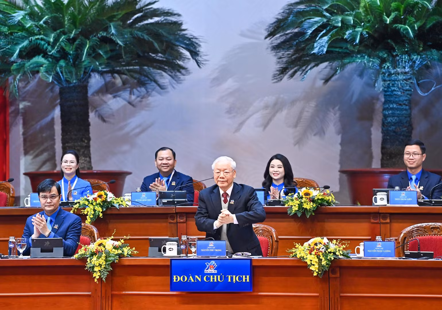 Tổng Bí thư Nguyễn Phú Trọng tham gia Đoàn Chủ tịch đại hội.