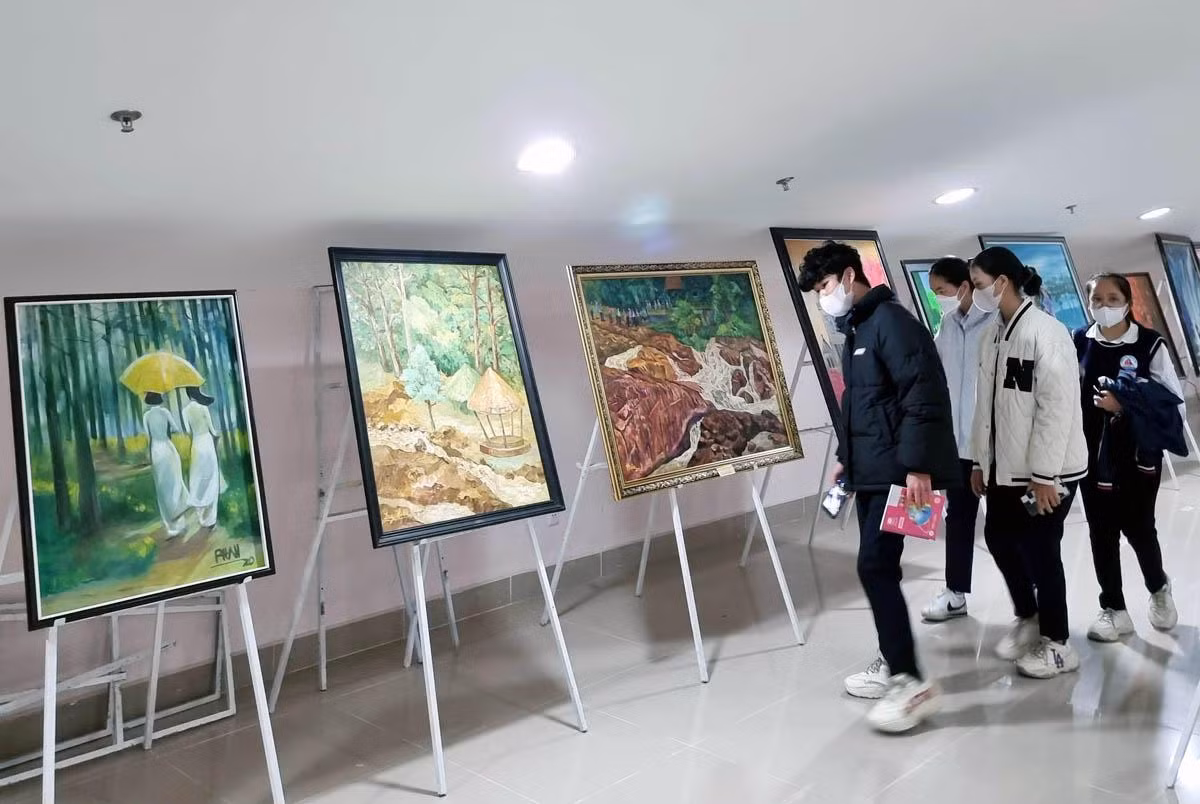 Không gian trưng triển lãm tranh của văn nghệ sĩ Hội Văn học Nghệ thuật Lâm Đồng.