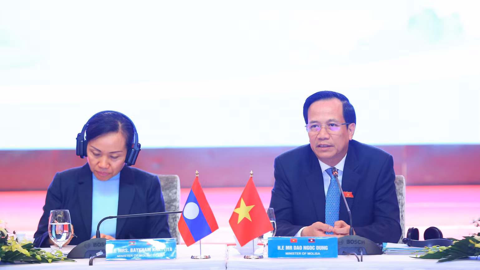 Bộ trưởng Lao động-Thương binh và Xã hội Việt Nam Đào Ngọc Dung và Bộ trưởng Lao động và Phúc lợi Xã hội Lào Bay Kham Khat Thi Nha đồng chủ trì hội nghị. Bộ trưởng Lao động-Thương binh và Xã hội Việt Nam Đào Ngọc Dung và Bộ trưởng Lao động và Phúc lợi Xã hội Lào Bay Kham Khat Thi Nha đồng chủ trì hội nghị.