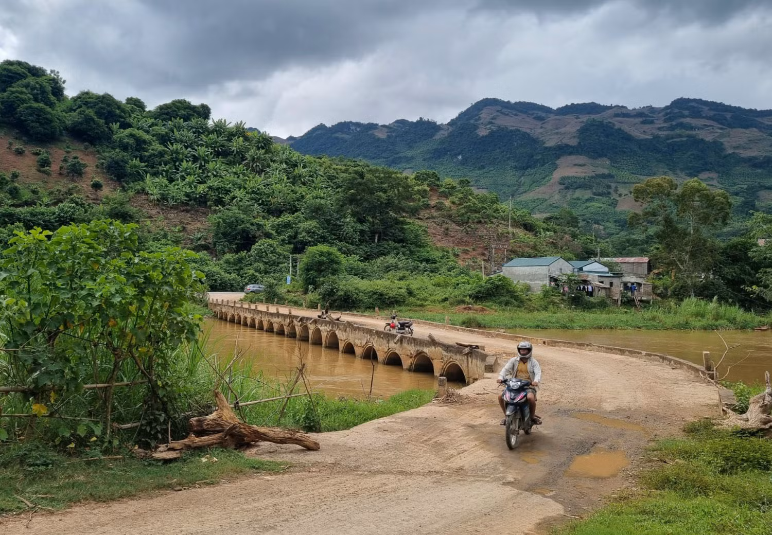 Gần đây nhất là tháng 8/2022, nước ngập cao hết cầu, ô-tô không qua được. Gần đây nhất là tháng 8/2022, nước ngập cao hết cầu, ô-tô không qua được.