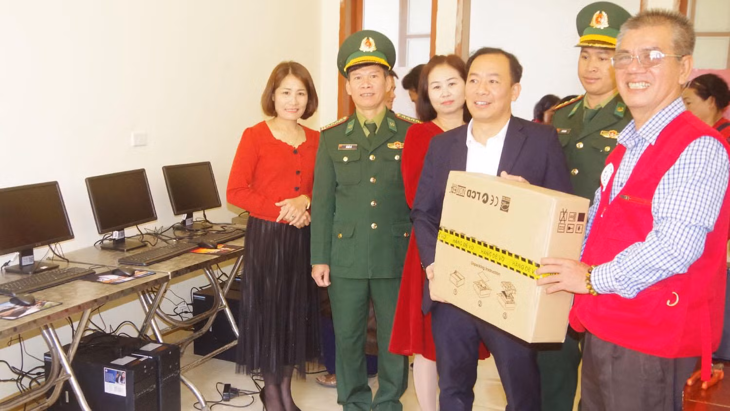 Đoàn thiện nguyện trao tặng 10 bộ máy tính cho nhà trường.