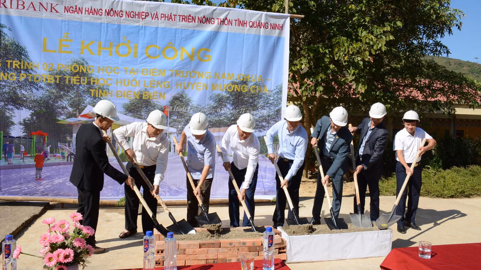 Lãnh đạo Sở Xây dựng tỉnh Điện Biên, lãnh đạo Ngân hàng Nông nghiệp và Phát triển nông thôn tỉnh Quảng Ninh cùng chính quyền địa phương động thổ khởi công công trình.