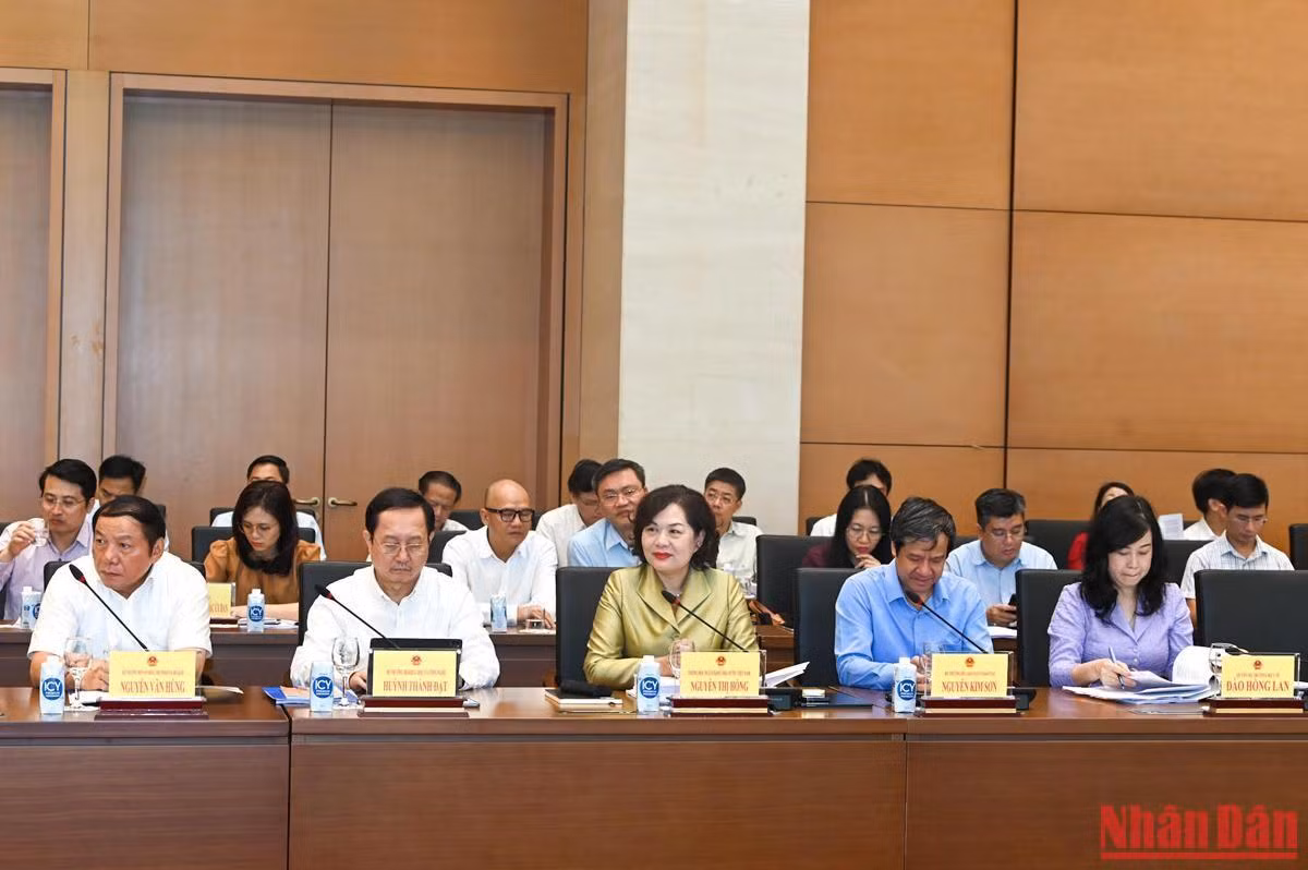 Các Bộ trưởng, thành viên Chính phủ dự phiên họp. Các Bộ trưởng, thành viên Chính phủ dự phiên họp.