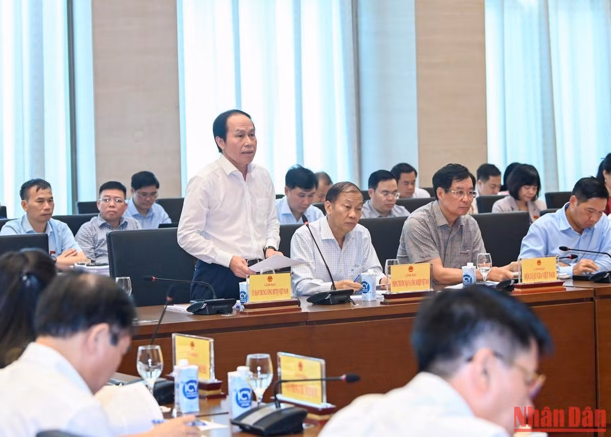 Phó Chủ tịch kiêm Tổng Thư ký Ủy ban Trung ương Mặt trận Tổ quốc Việt Nam Lê Tiến Châu phát biểu tại Hội nghị. Phó Chủ tịch kiêm Tổng Thư ký Ủy ban Trung ương Mặt trận Tổ quốc Việt Nam Lê Tiến Châu phát biểu tại Hội nghị.