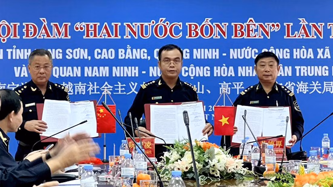 Lãnh đạo Cục Hải quan ba tỉnh Cao Bằng, Lạng Sơn, Quảng Ninh ký biên bản thỏa thuận hợp tác với hải quan Nam Ninh, (Trung Quốc).
