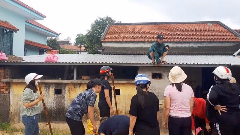 Các lực lượng chức năng xã Phú Thuận (huyện Phú Vang) về cơ sở giúp dân giằng chống nhà cửa bảo đảm an toàn trước mưa bão.