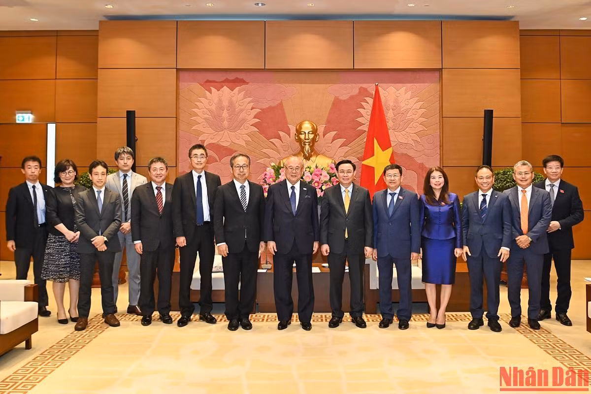 Chủ tịch Quốc hội Vương Đình Huệ và Cố vấn đặc biệt Liên minh Nghị sĩ hữu nghị Nhật Bản-Việt Nam Takebe Tsutomu cùng các đại biểu tại buổi tiếp. Chủ tịch Quốc hội Vương Đình Huệ và Cố vấn đặc biệt Liên minh Nghị sĩ hữu nghị Nhật Bản-Việt Nam Takebe Tsutomu cùng các đại biểu tại buổi tiếp.