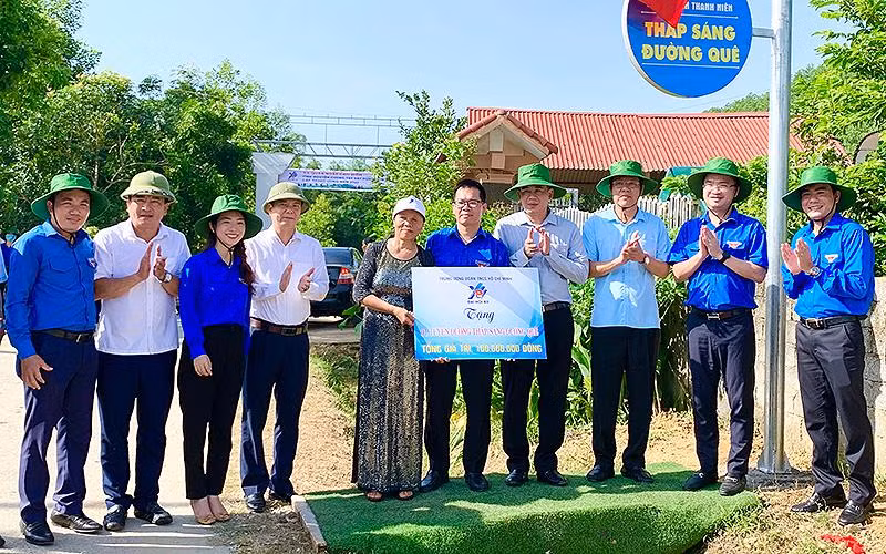 Bí thư Trung ương Đoàn Nguyễn Tường Lâm (thứ 2 từ phải qua) cùng đại diện các đơn vị liên quan khánh thành công trình “Thắp sáng đường quê” tại xã Tân Bình (huyện Như Xuân, tỉnh Thanh Hóa).