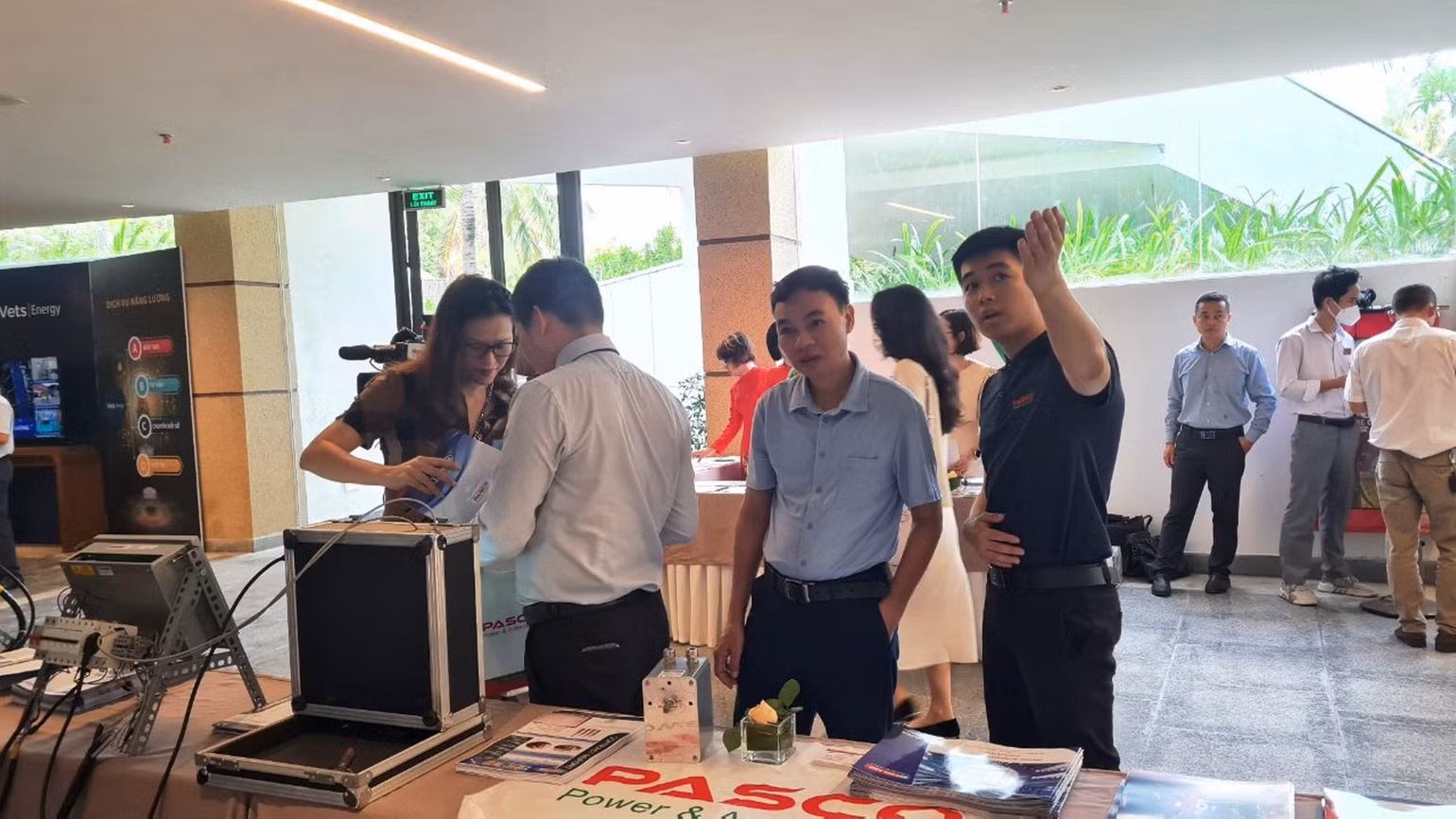 Đại biểu dự Hội nghị trao đổi và chia sẻ kinh nghiệm và tìm hiểu các giải pháp, mô hình, thiết bị tiết kiệm năng lượng. Đại biểu dự Hội nghị trao đổi và chia sẻ kinh nghiệm và tìm hiểu các giải pháp, mô hình, thiết bị tiết kiệm năng lượng.