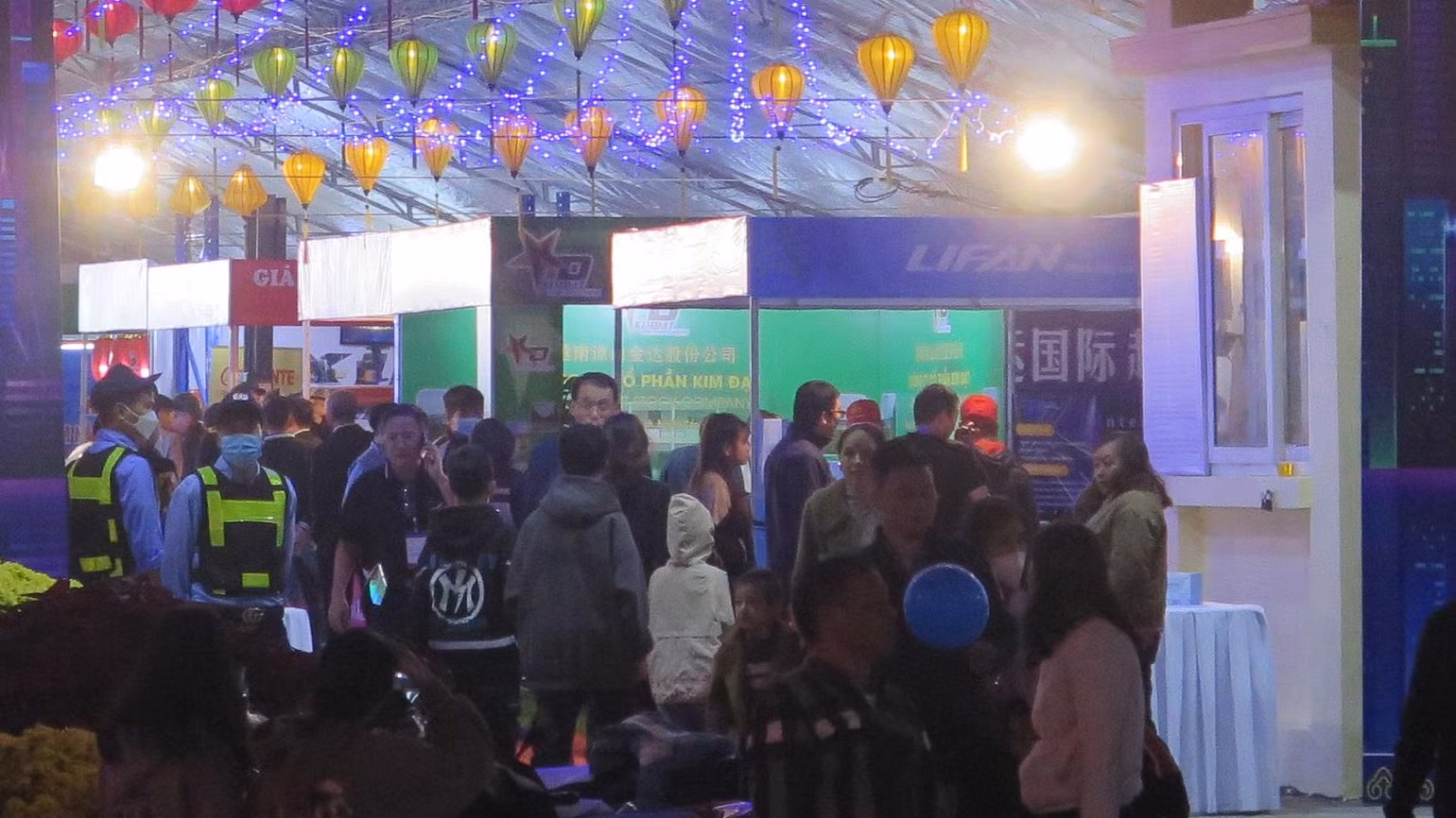 Đông đảo bà con thành phố Lạng Sơn tham gia dự hội chợ thương mại quốc tế Việt-Trung. Đông đảo bà con thành phố Lạng Sơn tham gia dự hội chợ thương mại quốc tế Việt-Trung.